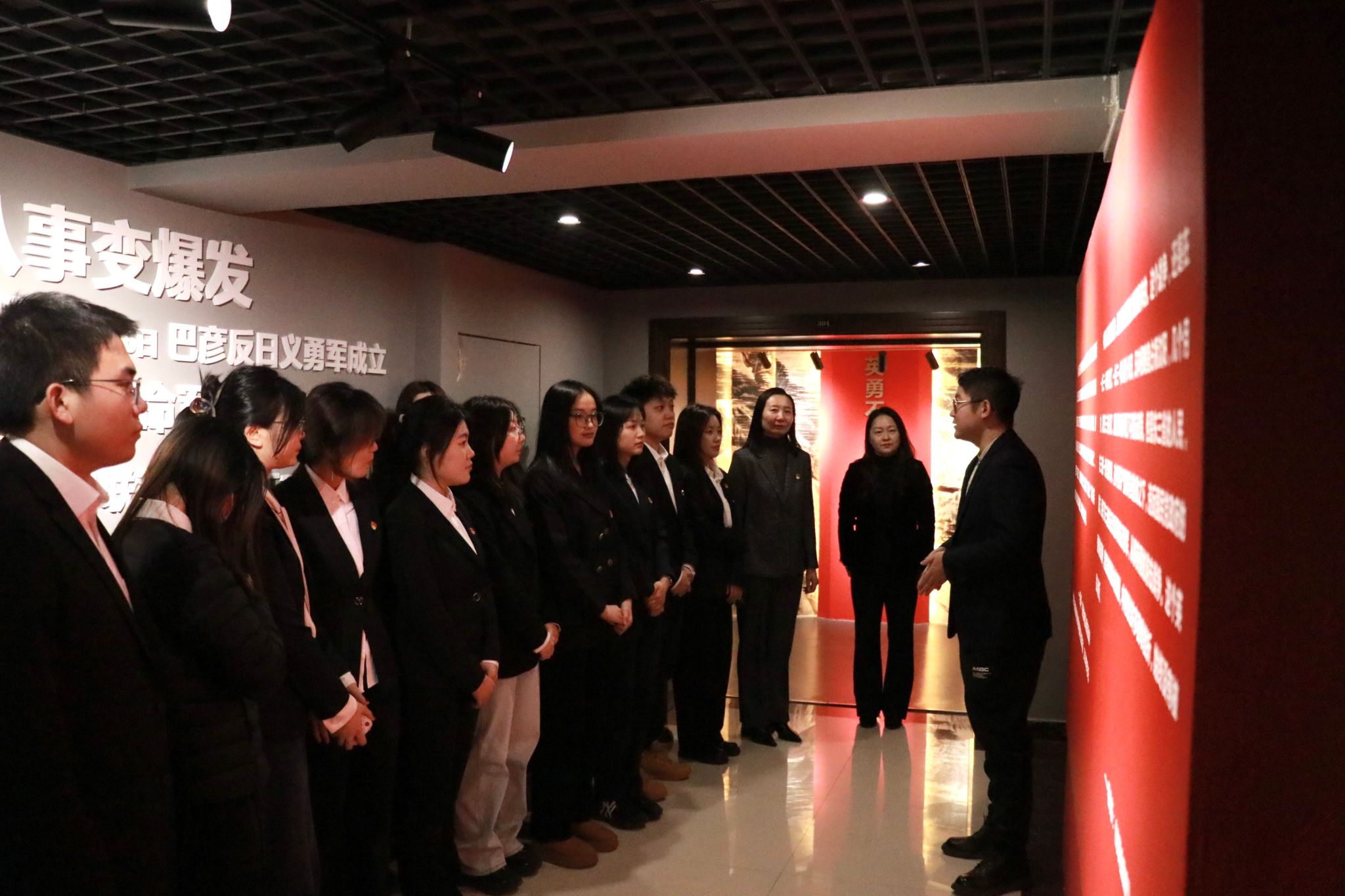 参观东北抗日联军图片展